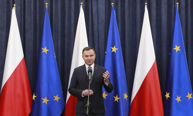 Le président Andrzej Duda devrait approuver la nouvelle loi qui permettra au gouvernement de contrôler les médias publics du pays.