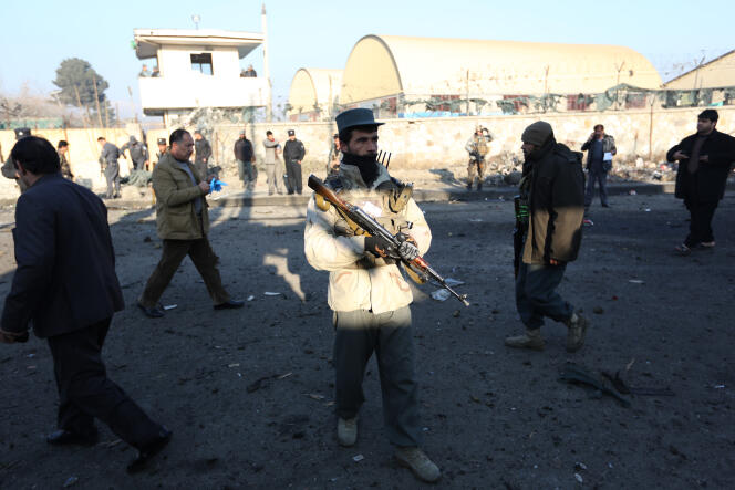 Les forces de sécurité afghanes peu après l'explosion d'une voiture piégée à proximité de l'aéroport.