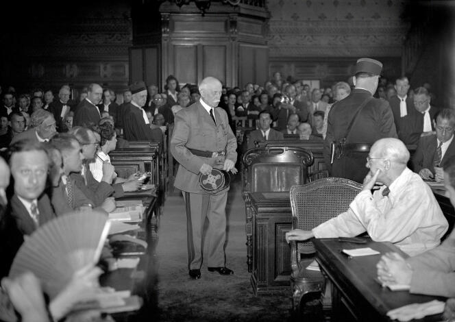 le Maréchal Philippe Pétain arrive dans la salle d'audience lors de son procès devant la Haute Cour de justice de Paris pour intelligence avec l'ennemi durant l'été 1945.