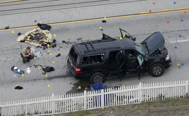 Le véhicule utilisé par deux terroristes islamistes dans la fusillade de San Bernardino (Californie), le 2 décembre 2015.