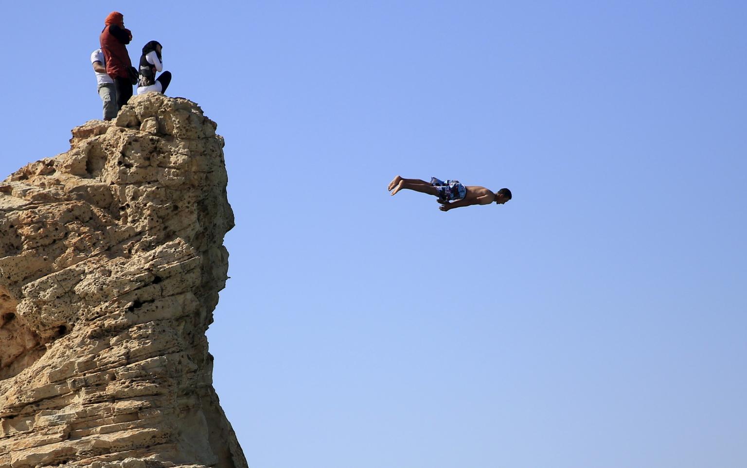 Surfeur en feu, slips et demi-barbe : les images insolites ...