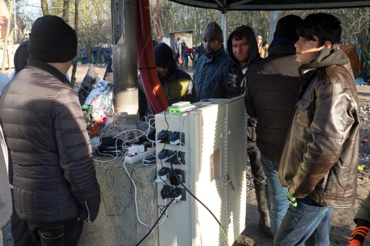 Indispensable lien avec l'extérieur, les téléphones portables sont rechargés au seul point d'électricité du camp.