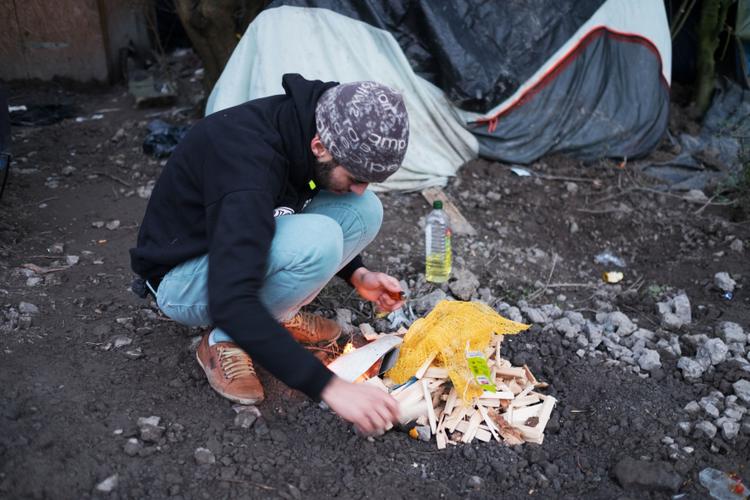 Le feu est un des fondamentaux de la route de l’exil. Un moyen de faire cuire et de se chauffer. Très vite les migrants renouent avec ce savoir ancestral.