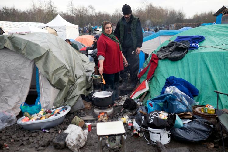 Aux portes de Dunkerque, à 30 kilomètres de la jungle de Calais, ils s'entassent dans la boue et le froid, l’humidité et le vent.