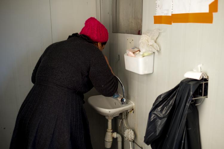 Un lavabo, quelques gouttes d'eau... La douche est un luxe rare en attendant qu'un coin spécifique pour les femmes et les enfants soit mis en place par MSF.