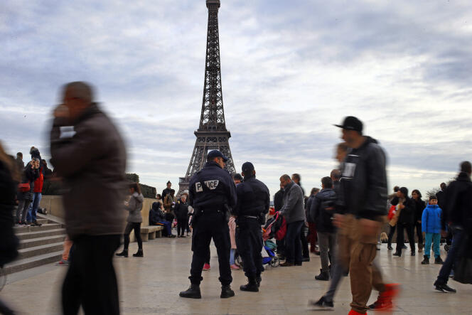 Des policiers, au Trocadéro le 30 décembre.