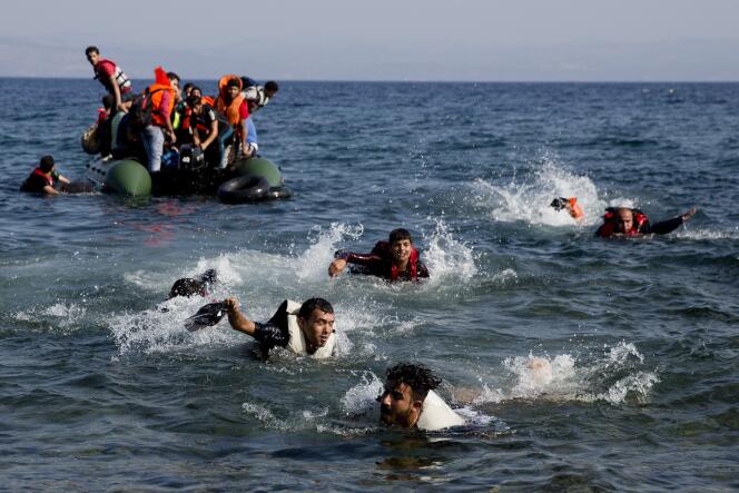 Des migrants arrivant sur l’île de Lesbos, le 20 septembre 2015.