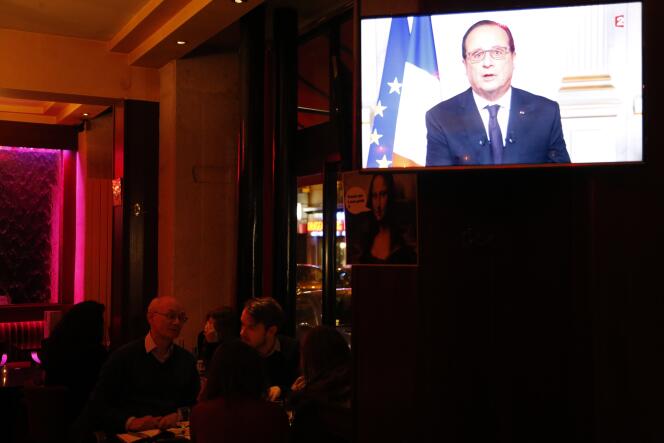 François Hollande lors de ses voeux aux Français pour 2016, le 3& décembre, vu d'un écran de télévision dans un restaurant.