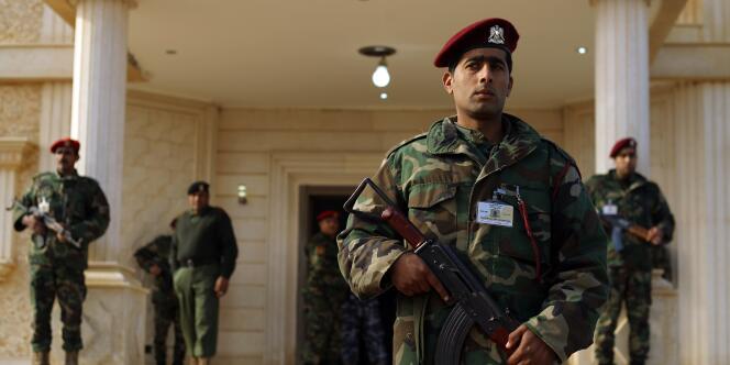 Quatre ans après la chute de Mouammar Kadhafi, la Libye reste divisée entre un gouvernement autoproclamé à Tripoli et le gouvernement reconnu par la communauté internationale qui a trouvé refuge dans l’Est, près de la frontière égyptienne.