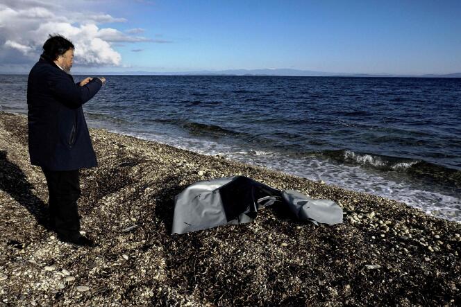 L’artiste et activiste chinois Ai Weiwei photographie les restes d’un canot pneumatique sur l’île de Lesbos, le 1er janvier.