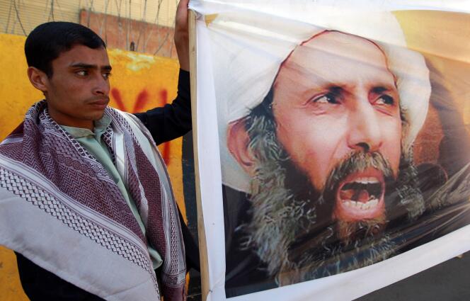 Un manifestant yéménite dénonce la condamnation à mort du cheikh chiite Nimr Baqer Al-Nimr devant l’ambassade d'Arabie saoudite à Sanaa, en octobre 2014.