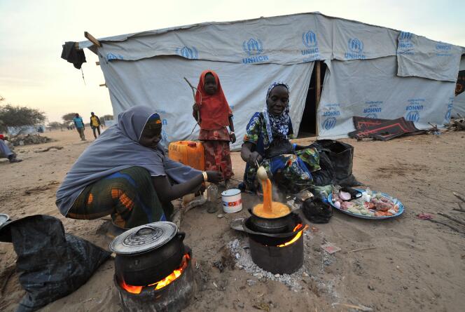 Des femmes nigérianes ayant fui Boko Haram cuisinent dans un camp du Haut Commissariat des Nations unies pour les réfugiés installé à Baga Sola au Tchad