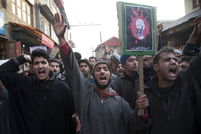 Des manifestants avec une pancarte du cheikh Al- Nimr, à Srinagar, dans le nord-ouest de l'Inde, samedi 2 janvier.