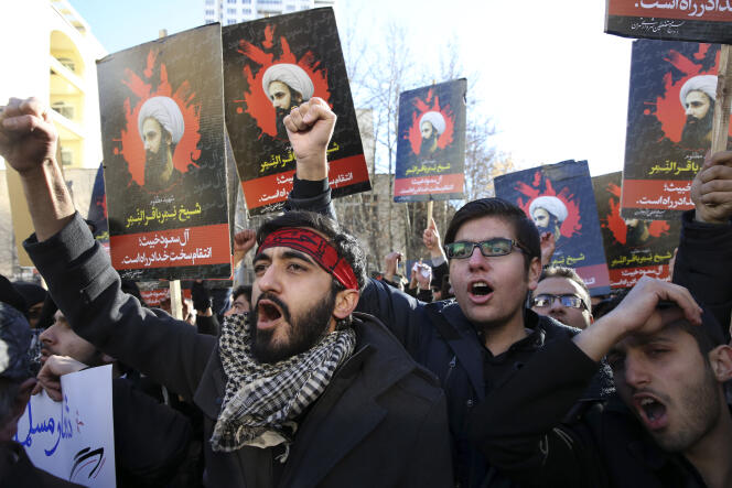 Des manifestants iraniens dénoncent l'exécution du cheikh Nimr Al-Nimr, figure de proue de l'opposition chiite au régime sunnite de Riyad, devant l'ambassade d'Arabie saoudite à Téhéran, dimanche 3 janvier 2016.