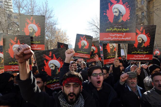 Des Iraniens manifestent contre l'exécution du cheikh chiite Al-Nimr, dimanche 3 janvier devant l'ambassade saoudienne à Téhéran.