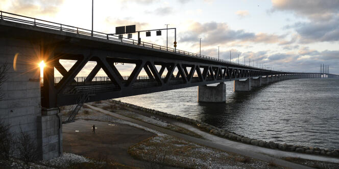 La Suède avait déjà rétabli le 12 novembre les contrôles à ses frontières, concentrés sur le pont de l’Öresund et les ferrys en provenance des ports danois et allemands de la mer Baltique.