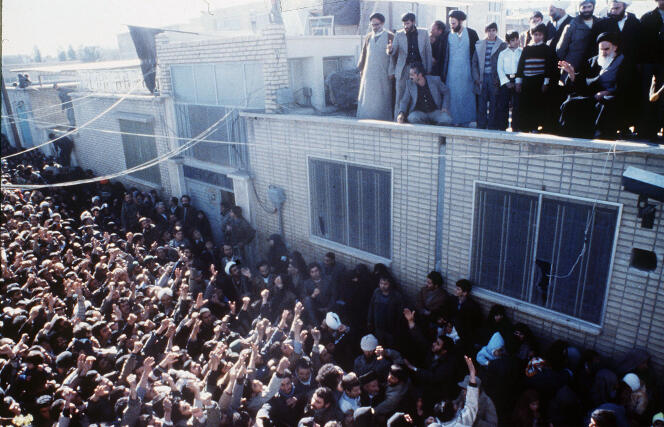 « Le 1er avril, la République islamique est proclamée en Iran, au lendemain de son approbation à 98 % par un référendum tenu sans isoloir » (Photo : l’Ayatollah Khomeini à Qom, Iran, en 1979, après la chute su shah).