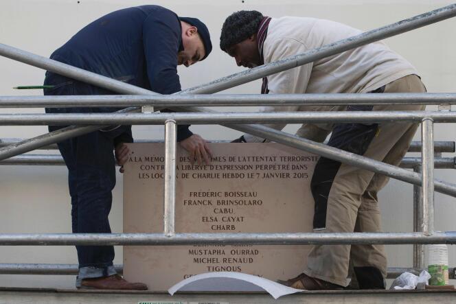 Une plaque commémorative de l'attaque du 7 janvier a été installée près de l'ancienne entrée de la rédaction de Charlie Hebdo.