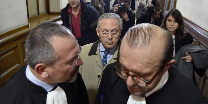 Eric Dezeuze (à gauche), et Hervé Temime (à droite), les avocats de Guy Wildenstein, au centre, au palais de justice de Paris le 4 janvier.