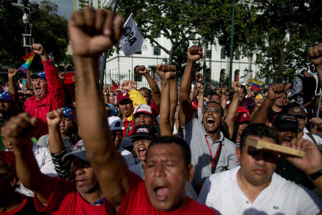 Des partisans du gouvernement vénézuélien crient des slogans favorables au président Nicolas Maduro, devant le palais de Miraflores, le 5 janvier 2016, à Caracas.