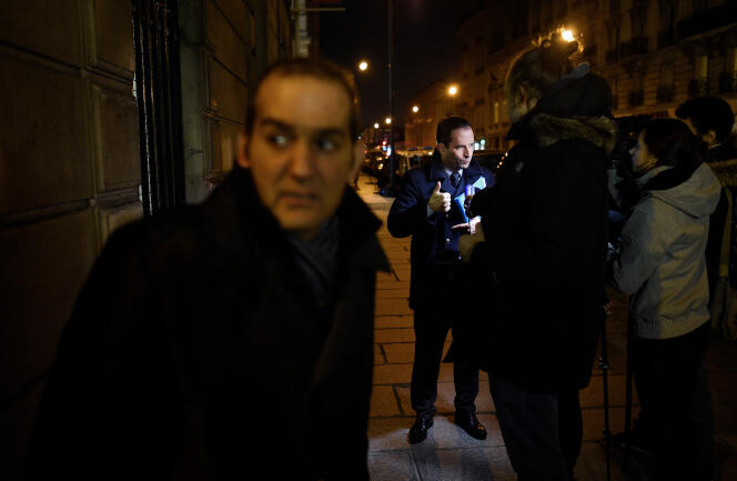 Pouria Amirshahi et Benoît Hamon à la sortie du bureau national du Parti socialiste, rue de Solférino, à Paris, le 4 janvier 2016.