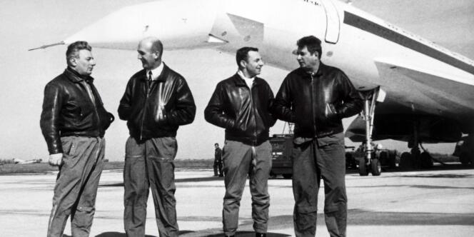 Photo prise le 28 février 1969 de l'équipage du Concorde 001, avec, de gauche à droite, le mécanicien-navigant Michel Rétif, le chef-pilote André Turcat, l'ingénieur-navigant Henri Perrier et le copilote Jacques Guignard.