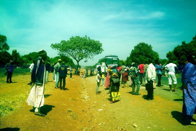 Au Cameroun, sur la route de Ngaoundéré à Maroua, les voyageurs sont régulièrement contraints de descendre du véhicule pour des contrôles de police.