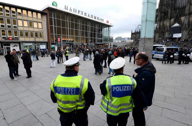 La police à Cologne, le 6 janvier, après les agressions sexuelles perpétrées contre des femmes pendant les fêtes du Nouvel An.