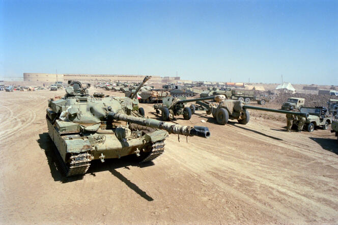 Des chars iraniens, en Irak, pendant la guerre, en juin 1988.