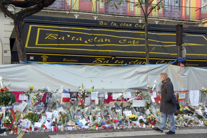 Le mémorial spontané dressé devant le Bataclan, à Paris le 16 novembre 2015.