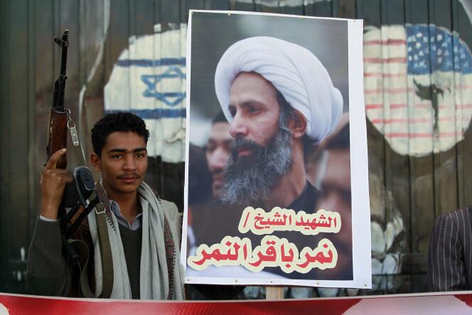 A Sanaa, le 7 janvier, un partisan de la rébellion houthiste brandit un portrait du clerc chiite Nimr Al-Nimr exécuté par l'Arabie saoudite cinq jours plus tôt.
