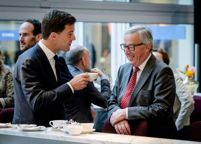 Le premier ministre néerlandais, Mark Rutte (à gauche), en compagnie du président de la Commission européenne, Jean-Claude Juncker , le 7 janvier à Amsterdam.