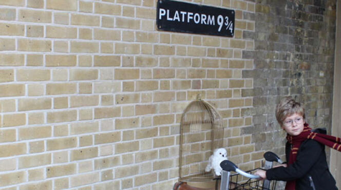 Le quai 9 3/4, dans la gare de King's Cross, depuis lequel part le train pour le collège de Poudlard, dans Harry Potter.