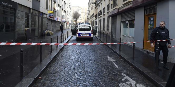 D’après la version du parquet de Paris, l’assaillant s’est rendu devant le commissariat situé au 34, rue de la Goutte-d’Or et a menacé les policiers en faction avec une « feuille de boucher » et un engin explosif factice sur lui, avant d’être abattu par des policiers.