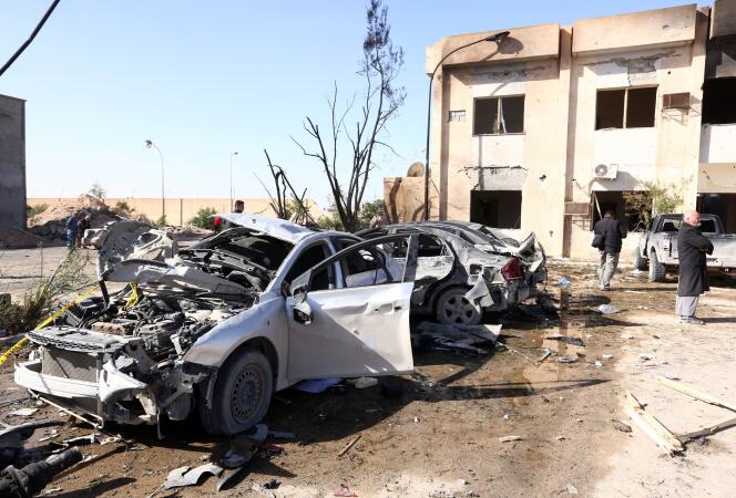 Sur les lieux de l’attentat-suicide ayant ravagé un centre de formation de la police, à Zliten, à 170 km à l’est de Tripoli, jeudi 7 janvier.