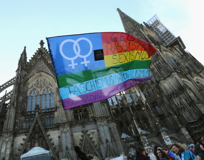 A une manifestation contre la violence, le sexisme et le racisme, à Cologne le 9 janvier 2016, en réponse aux évènements du 31 décembre et aux manifestations xénophobes qui ont suivi.