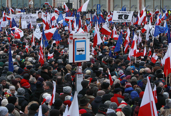 La plus grande manifestation a eu lieu à Varsovie, où quelque vingt mille personnes ont protesté devant le siège de la télévision publique, dans le centre de la capitale, selon les estimations de la mairie.
