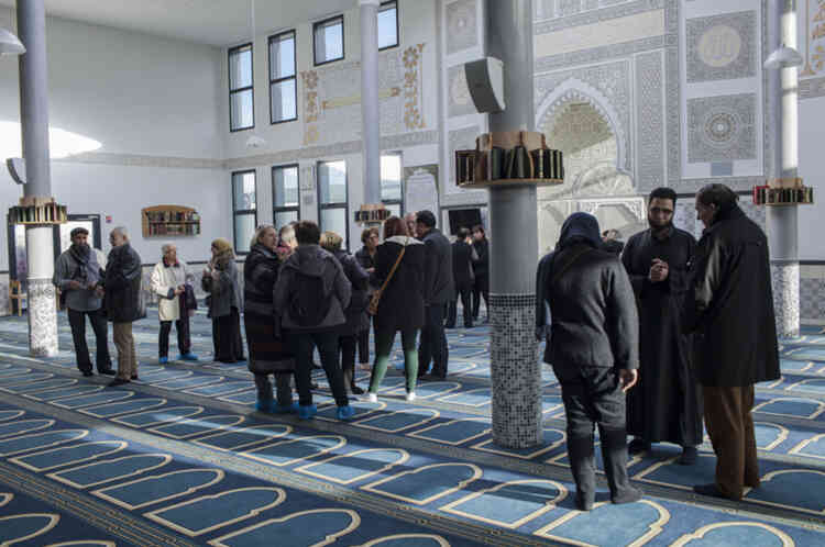 Les membres de l'association Annour, qui gère la mosquée, accueillent les visiteurs par petits groupes, ce qui facilite les échanges.