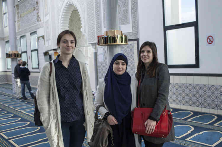 Aurore, Marine et Pauline, la sœur de la seconde, visitent la mosquée pour la première fois.