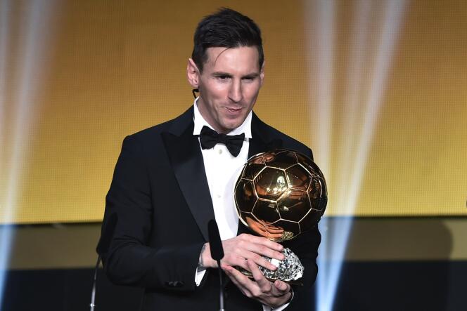 Lionel Messi en 2016 avec le trophée du Ballon d’Or.