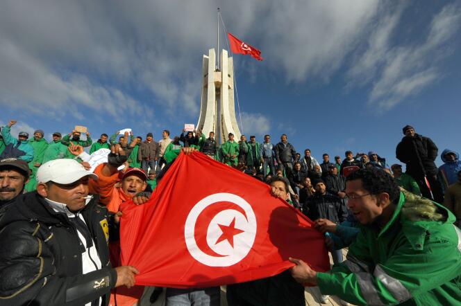 Des Tunisiens manifestent devant la mairie de Tunis, le 22 janvier 2011, un peu plus d'une semaine après la chute du dictateur Zine El-Abidine Ben Ali, qui régnait sans partage sur le pays depuis 1987.