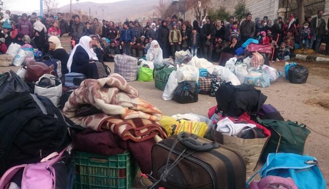 L’arrivée de l’aide se fait dans une ambiance fébrile à Madaya, 40 000 habitants, selon les Nations unies.