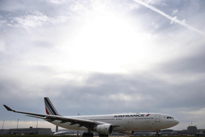 Un avion d'Air France à l'aéroport de Roissy-Charles-de-Gaulle, le 12 octobre 2015.