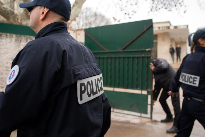 Des policiers devant l'école où enseigne le professeur victime d'une agression antisémite à Marseille le 11 janvier 2016.