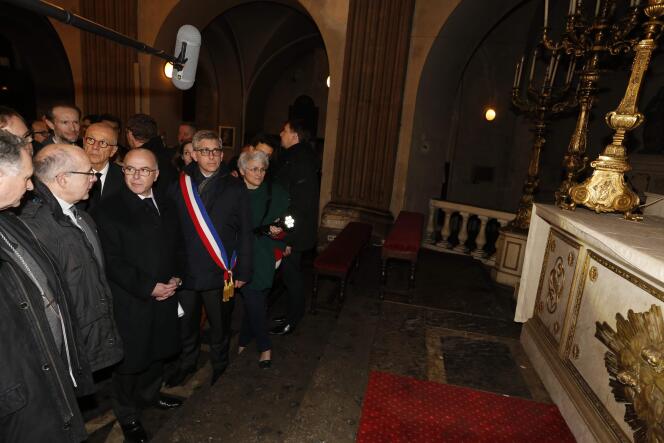 Le ministre de l'intérieur,  Bernard Cazeneuve, lors de sa visite à l'église Saint-Louis de Fontainebleau, le 11 janvier 2016.