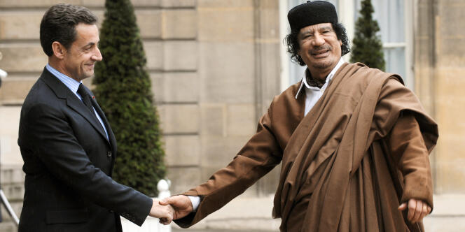 Nicolas Sarkozy accueille Mouammar Kadhafi le 10 décembre 2007 à l'Elysée.