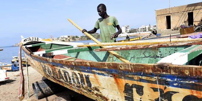 Une pirogue sénégalaise de pêche traditionnelle à Dakar en juillet 2015.