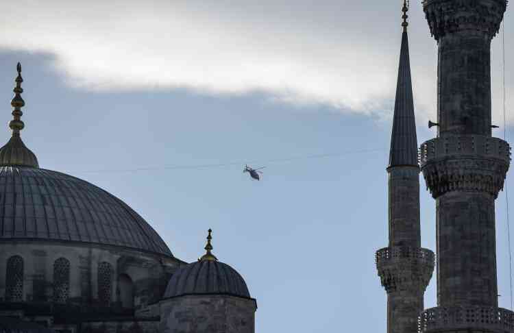 Un hélicoptère survole la basilique Sainte Sophie, le 12 janvier.