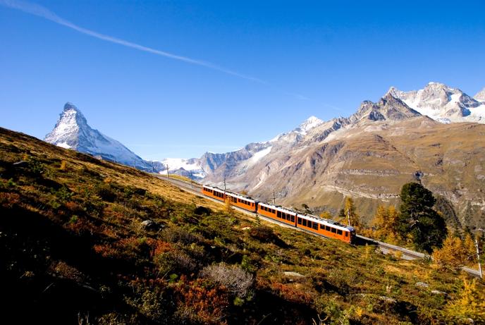 Le train à crémaillère de Zermat grimpe en une demi-heure jusqu'au Gornergrat, à 3 089 mètres d'altitude. A l'arrière-plan (à gauche), le Cervin.