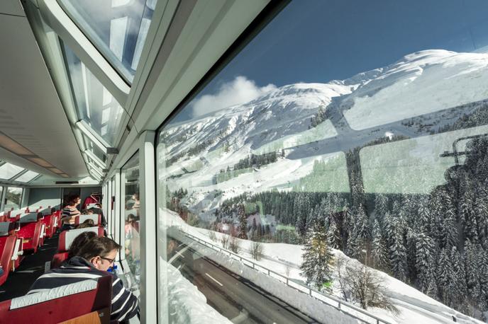Dans Les Alpes Suisses Le Train Rapide Le Plus Lent Du Monde